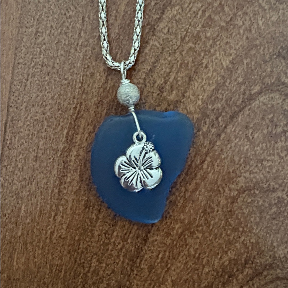 Hawaiian made necklace and earrings set - Picture 2 of 5